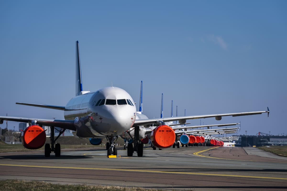 Lentokoneita moottorit huputettuita parkissa Kööpenhaminan lentokentällä 25. maaliskuuta.