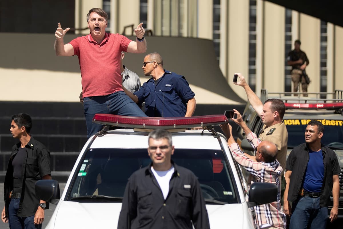 Jair Bolsonaro tervehtii auton lavalta kannattajiaan