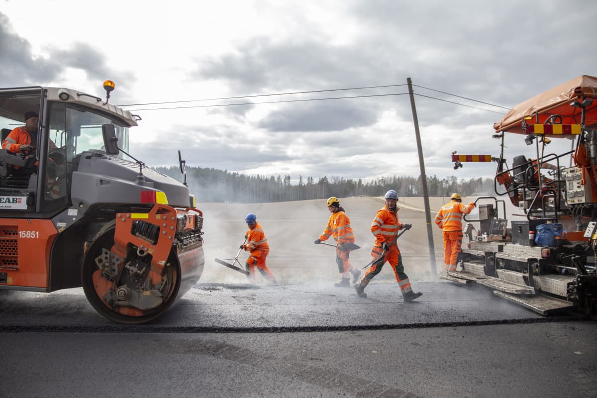 Asfalttityöntekijöitä tekemässä asfalttitöitä Lohjalla Koisjärven kylässä.