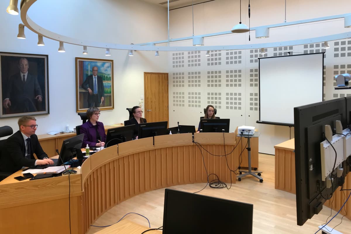 Rovaniemen hovioikeuden jäseniä aloittelemassa Kittilän virkarikosoikeudenlkäynnin valmistelevaa istuntoa.