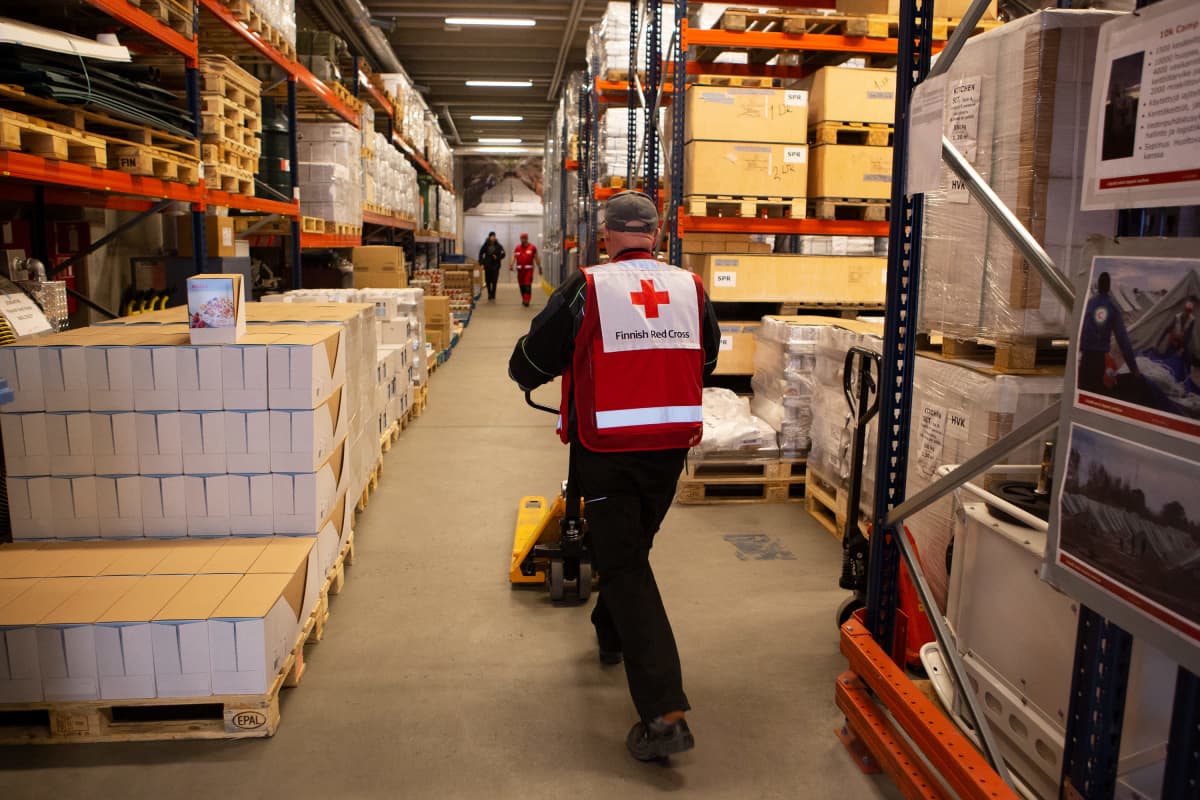 SPR:n vapaaehtoistyöntekijä Kalkun logistiikkakeskuksella huhtikuussa 2020.