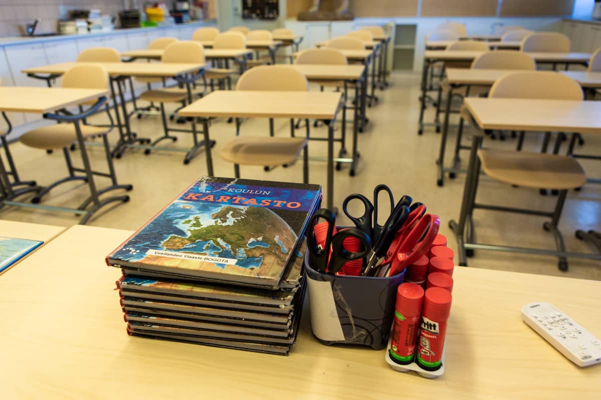 Tyhjä luokkahuone Vesilahden yhtenäiskoulussa.