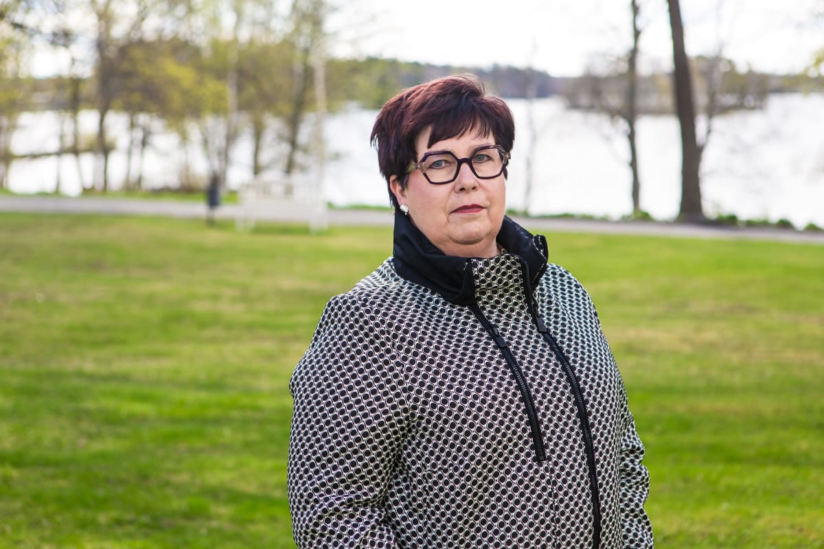 Taysin psykiatrian toimialajohtaja Hanna-Mari Alanen kuvattuna Pitkäniemen sairaalan puistossa Nokialla.