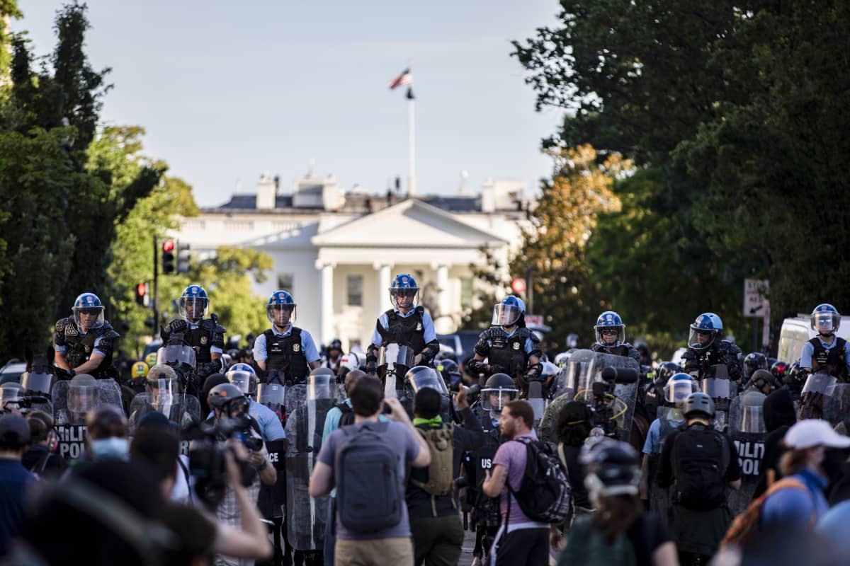 Valkoisen talon edustalla osoitettiin maanantaina mieltä poliisiväkivaltaa vastaan.