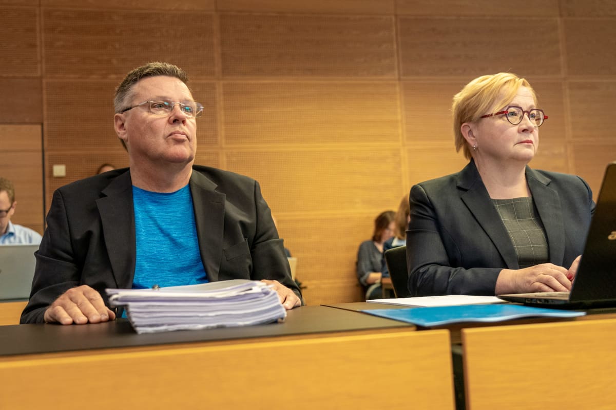 Jari Aarno ja asianajaja Riitta Leppiniemi