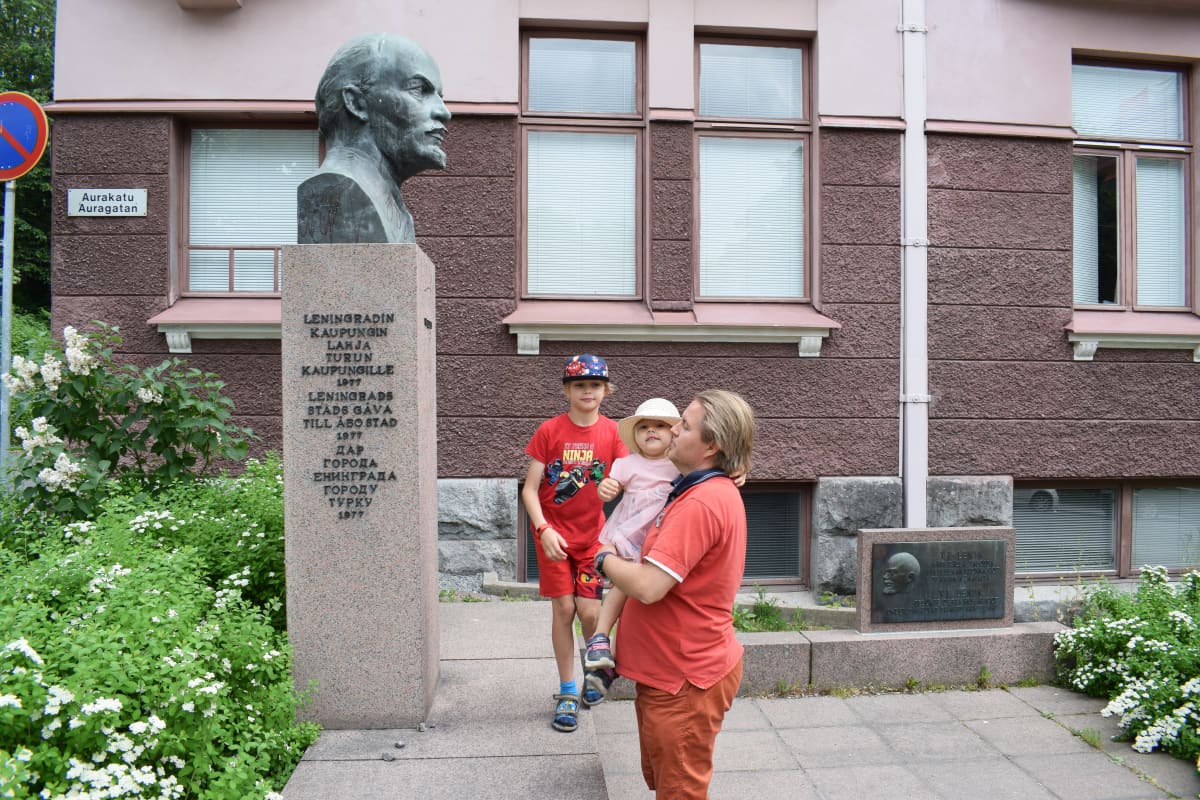 Mika Vääräniemi lapsineen Leninin muistomerkillä Turussa.