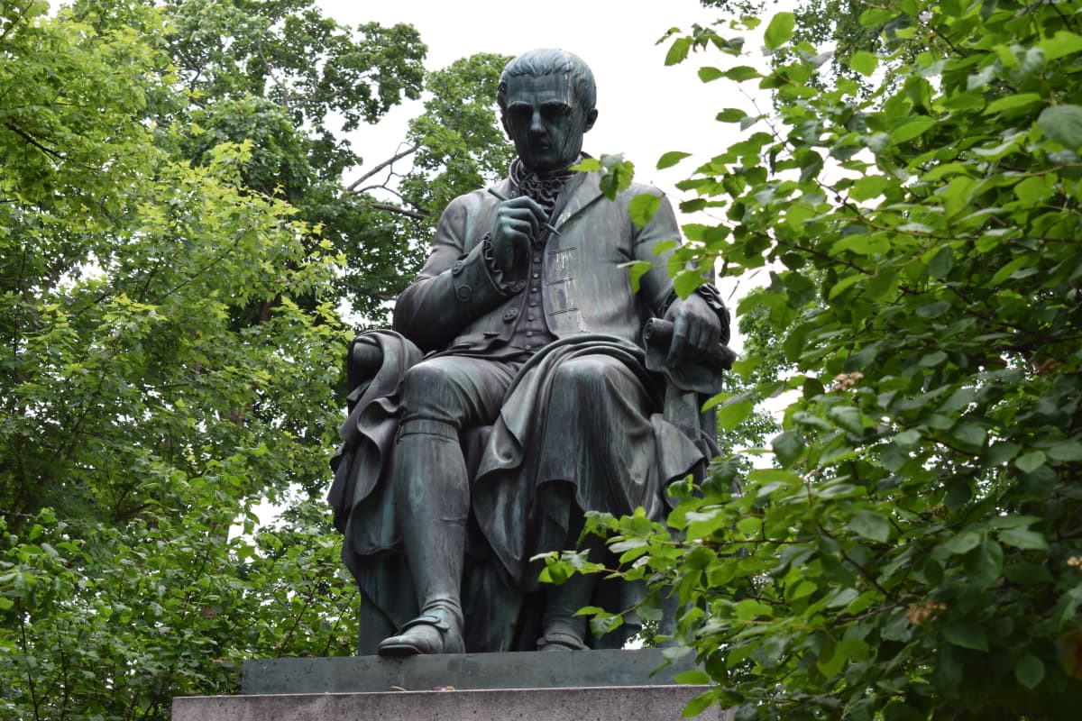 Henrik Gabriel Porthanin patsas Turussa.