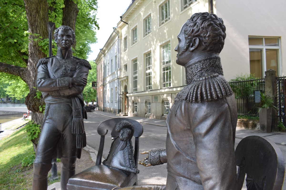 Tapaaminen Turussa 1812 -patsas Turun Aurajokirannassa.