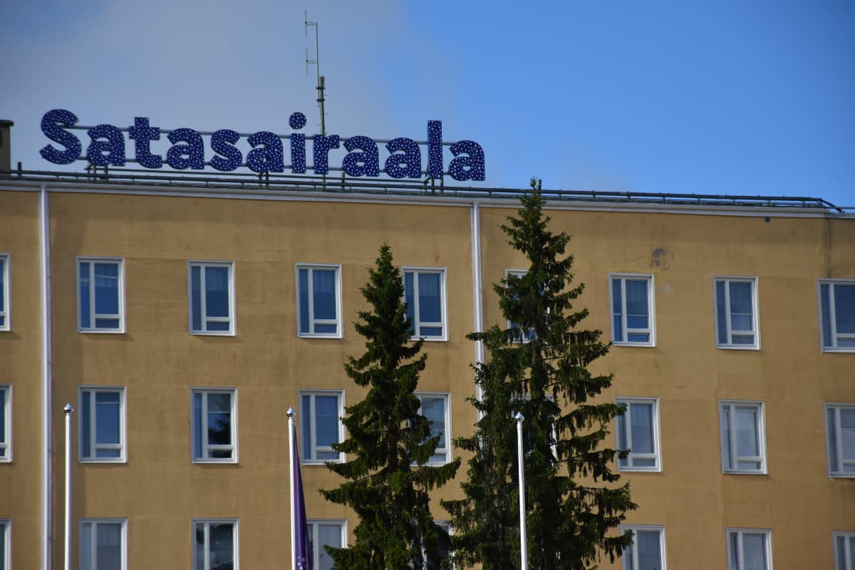 Satasairaalan katolla oleva kyltti