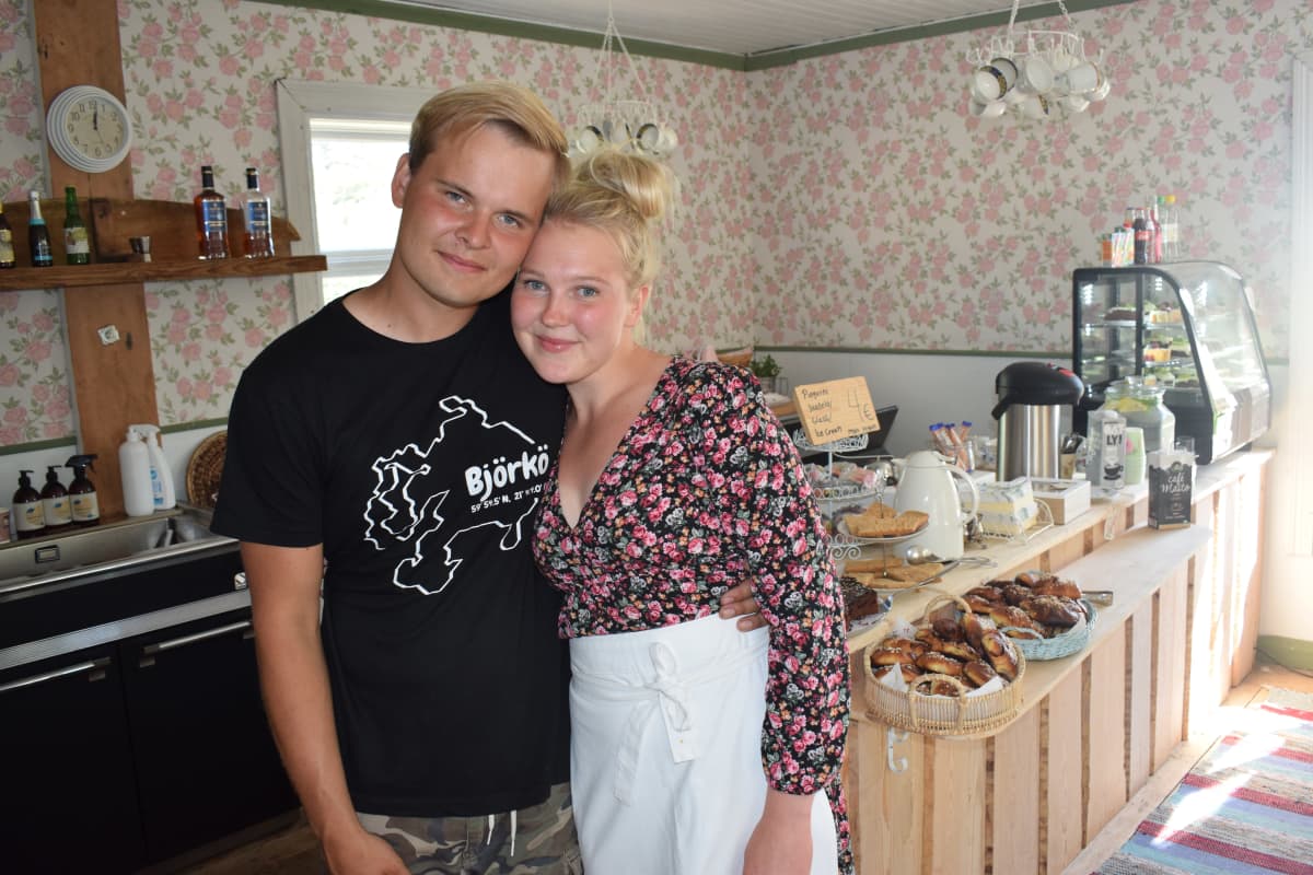 Santeri Knaapinen ja Tiian Kaartovuori Björkön kantatilan keittiössä. 