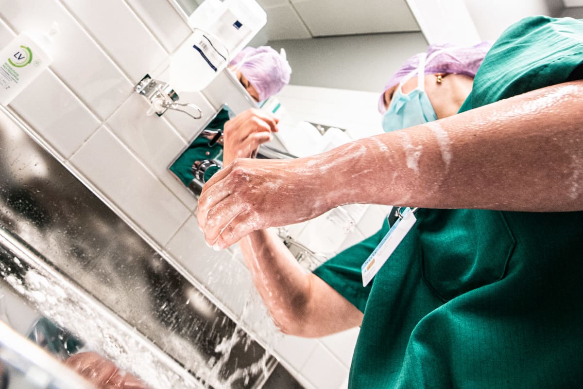 Leikkaussalihoitaja Carita pesee käsiään ennen leikkaussaliin menoa.