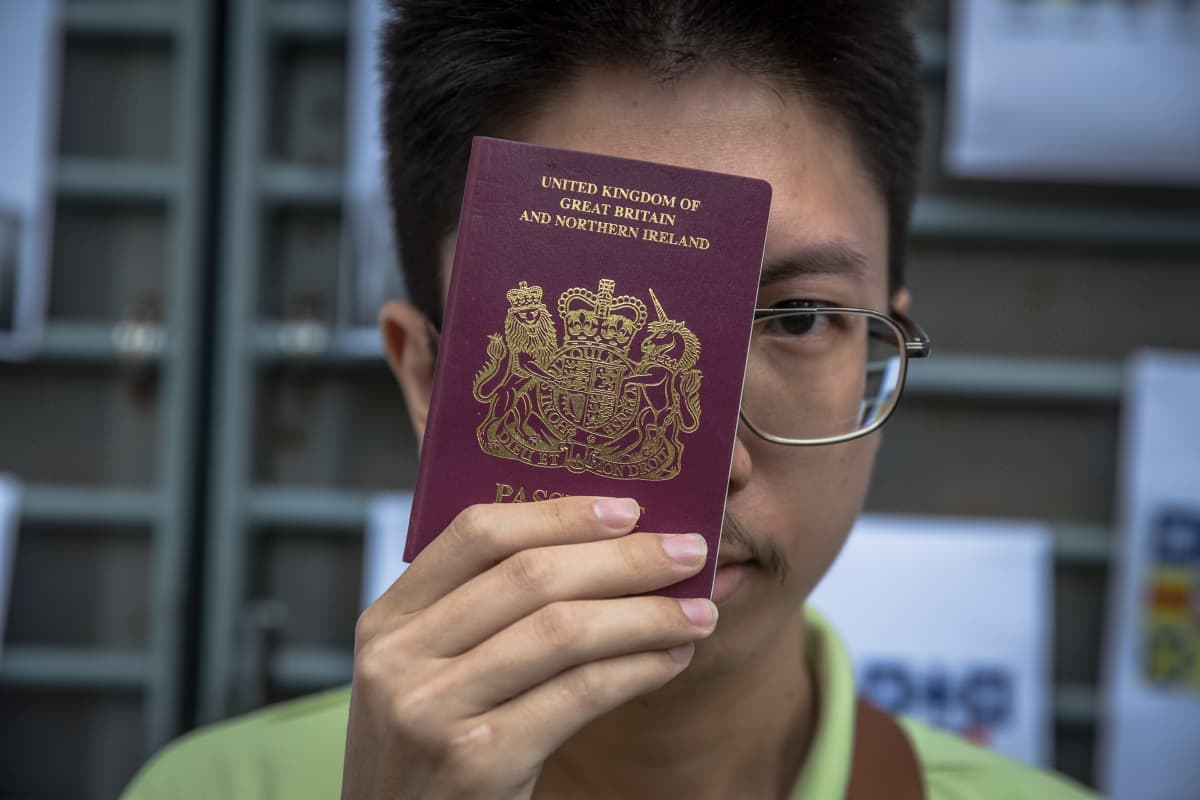 Hongkongilaismies pitelee Britannian passia