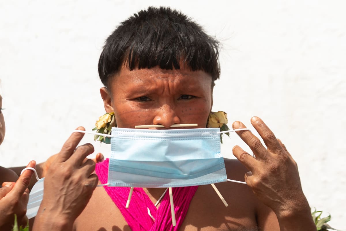 Koronapandemia koettelee pahasti Amazonin alueen alkuperäisväestöä. Yanomameihin kuuluva mies piteli kesäkuussa kasvomaskia, kun Brasilian armeija vieraili Alto Alegressa valistamassa väestöä koronasta ja tekemässä koronatestejä.