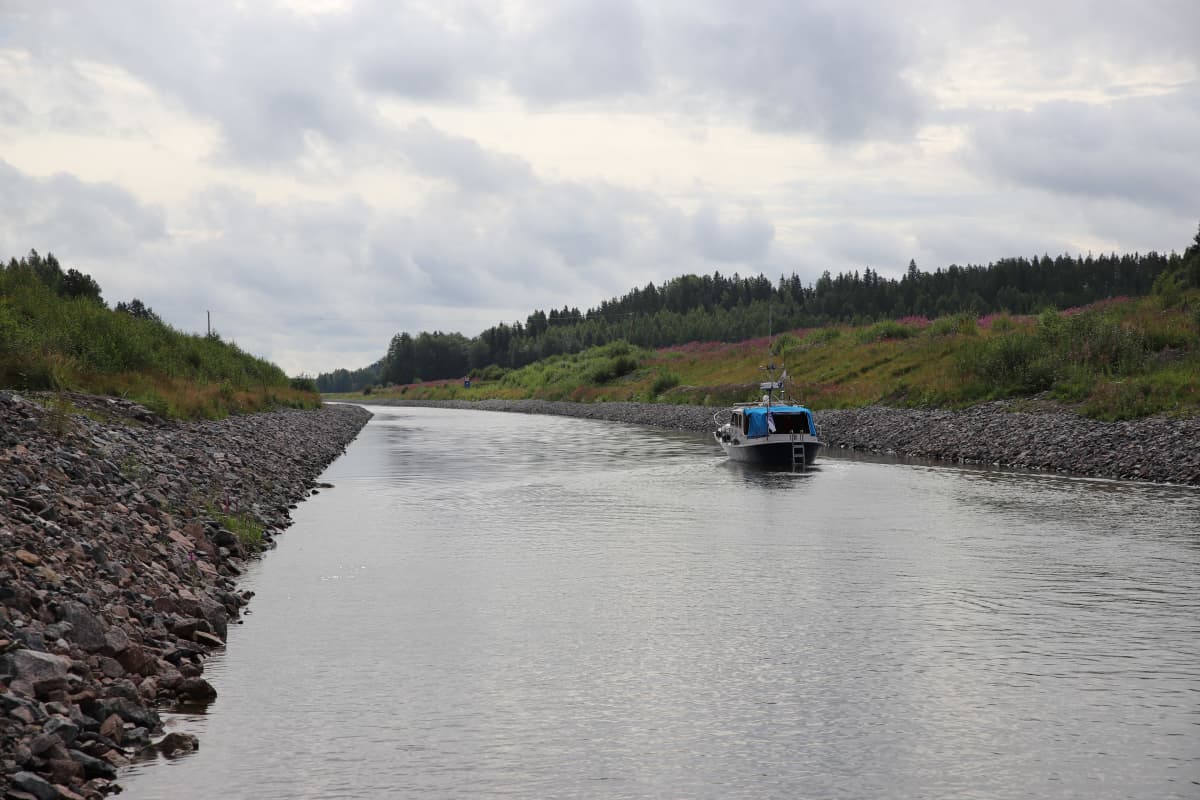 Kimolan kanavalta jatkuva Kymijoki, jossa vene.