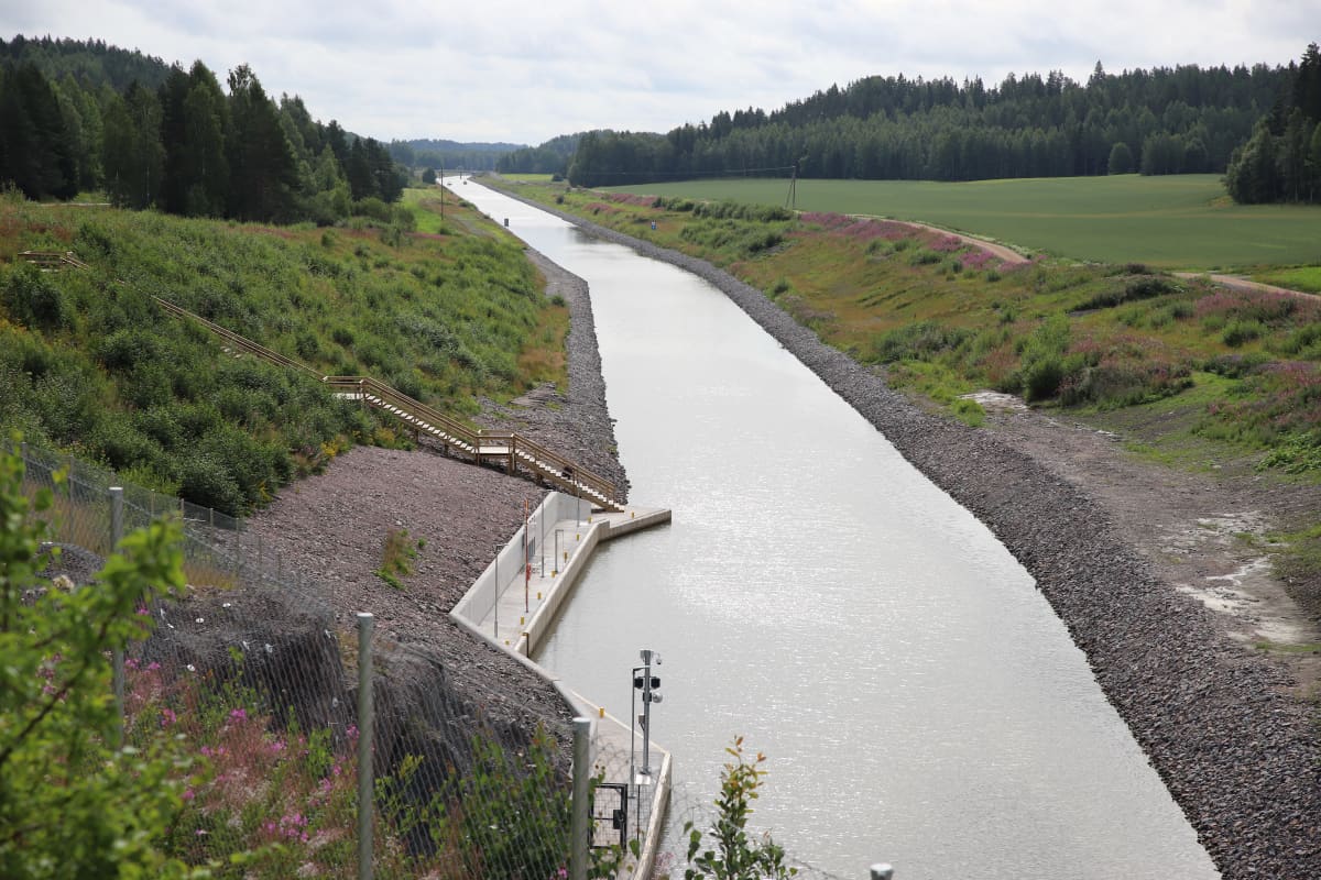 Kimolan kanavalta jatkuva Kymijoki.
