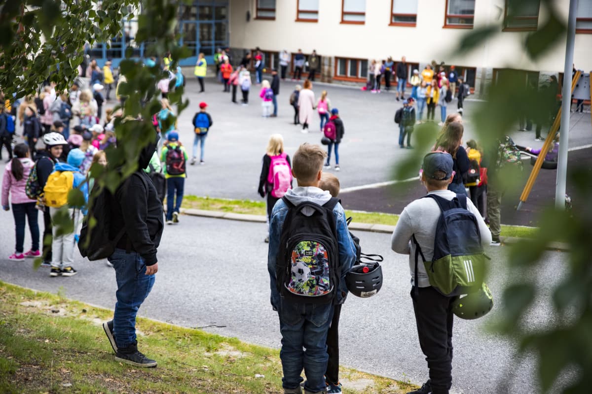 Koululaiset aloittamassa koulupäivää Kajaanin keskuskoulun pihassa.