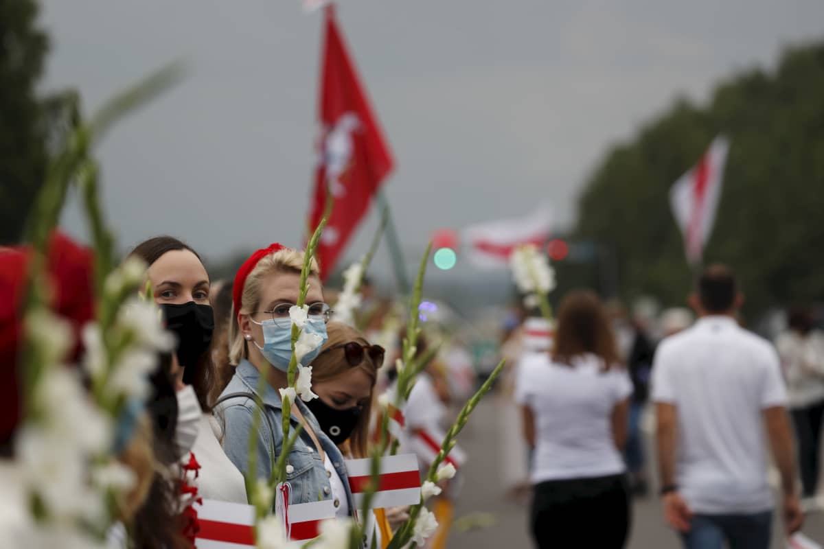 Ihmisketjuun osallistuvat osoittivat tukeaan valkovenäläisille mielenosoittajille lähellä Valko-Venäjän rajaa 23. elokuuta 2020. 