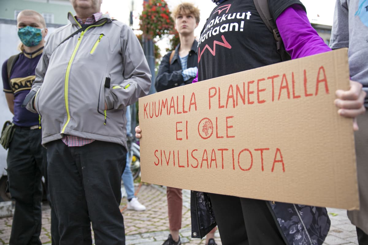 Nuoret osoittavat mieltä Suomen luonnon puolesta Lahden kauppatorilla. 