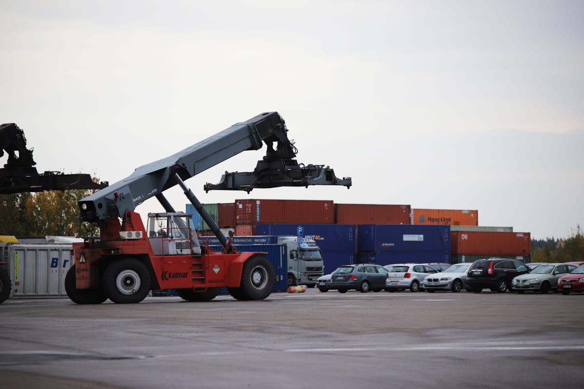 Kouvola Cargo Handling Oy:n yritysaluetta ja kontteja.