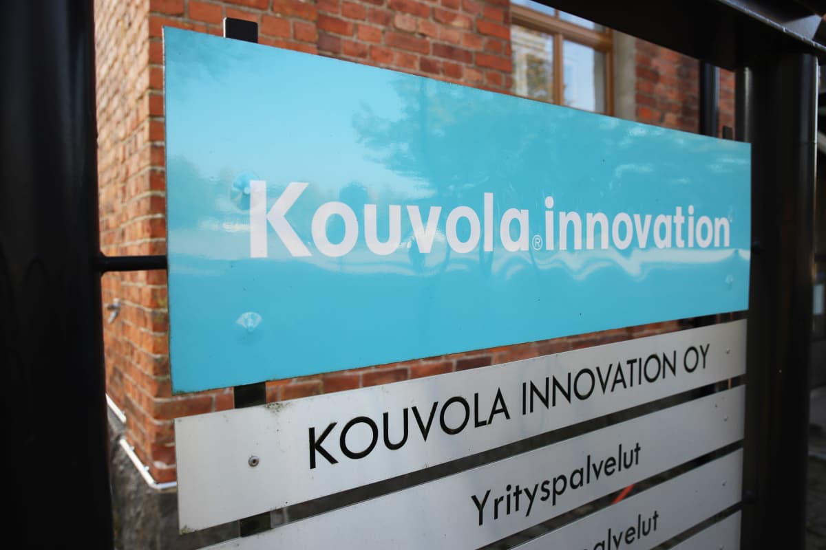 Kouvola Innovationin kyltti rakennuksen ulkopuolella.