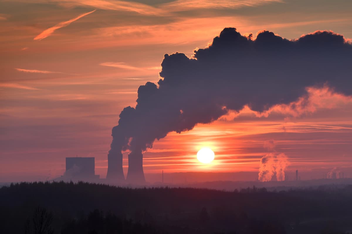 Lippendorfin ruskohiilivoimala kylpi ilta-auringossa Leipzigin eteläpuolella Saksassa 16. tammikuuta 2020. 