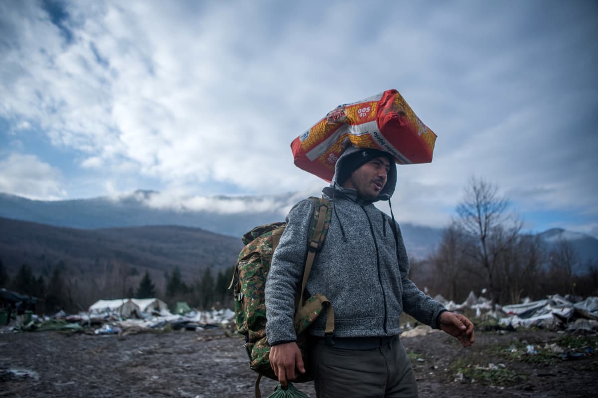 Bihacissa, Luoteis-Bosniassa, Kroatian rajan kupeessa turvapaikanhakija keräsi romua marraskuussa 2019. Läheinen Vučjakin pakolaisleiri oli määrätty purettavaksi.