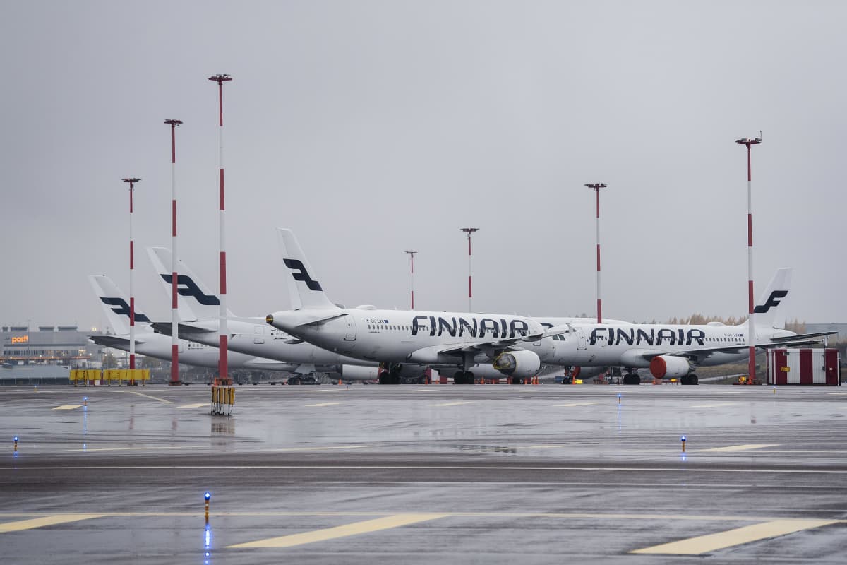 Kuvassa on Finnairin lentokoneita 27. lokakuuta 2020 Helsinki-Vantaan lentoasemalla.
