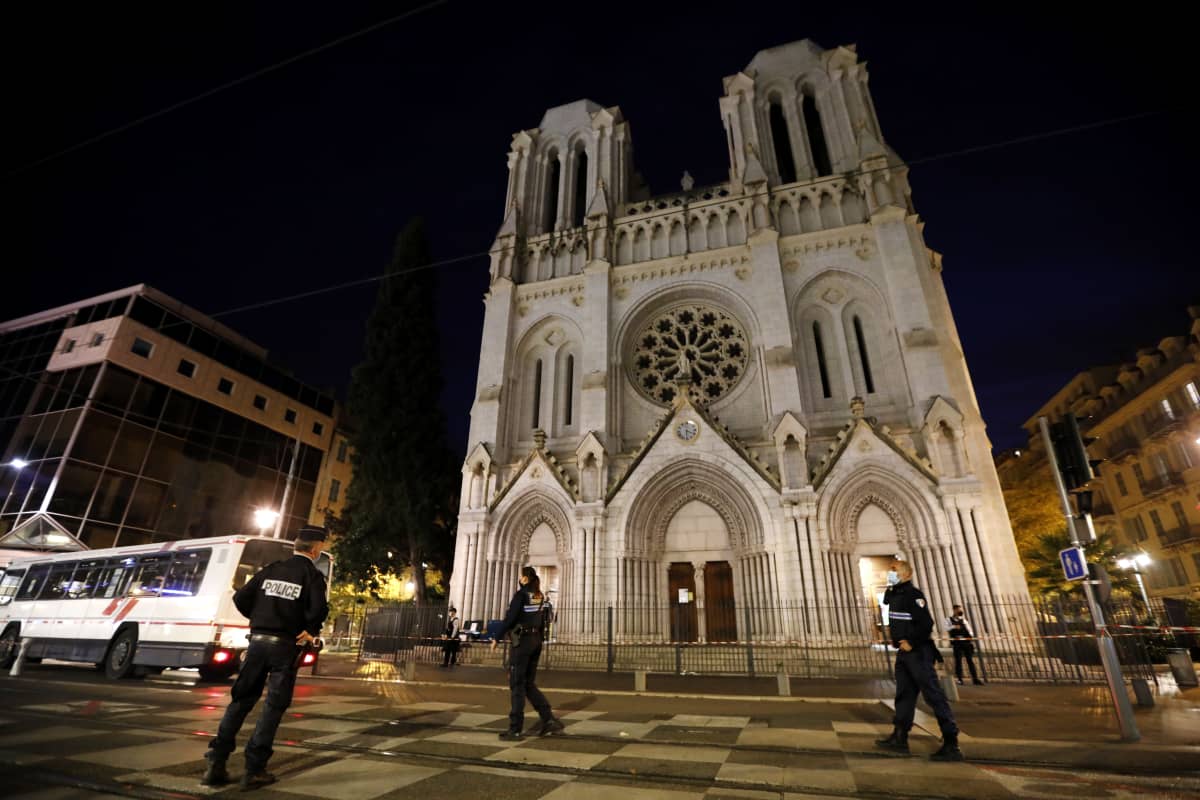 Poliisi partioi torstaina Nizzan Notre Dame-katedraalin edustalla.
