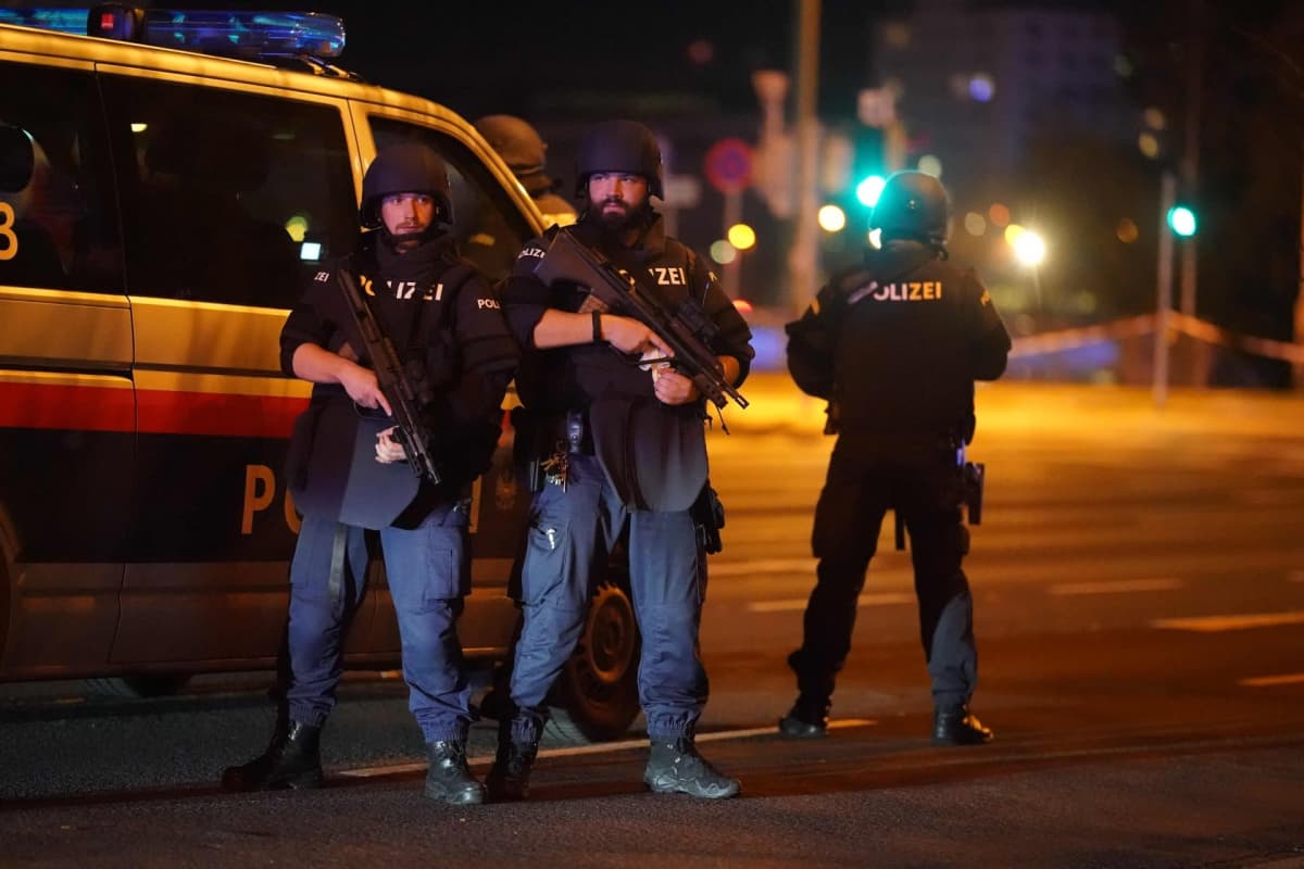 Poliisit partioivat Wienin keskustassa aseellisen hyökkäyksen jälkeen.