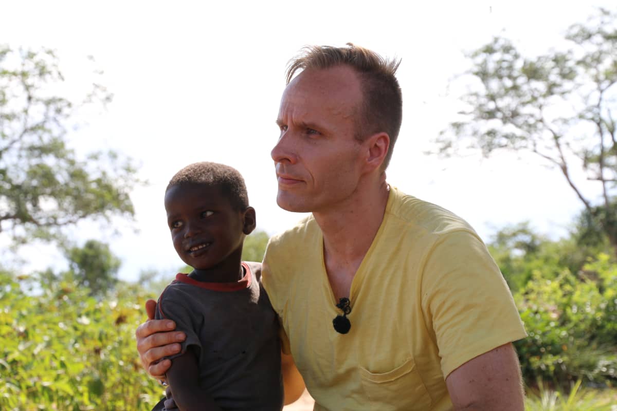 Mikko Kekäläinen ja pieni waata-lapsi Keniassa.