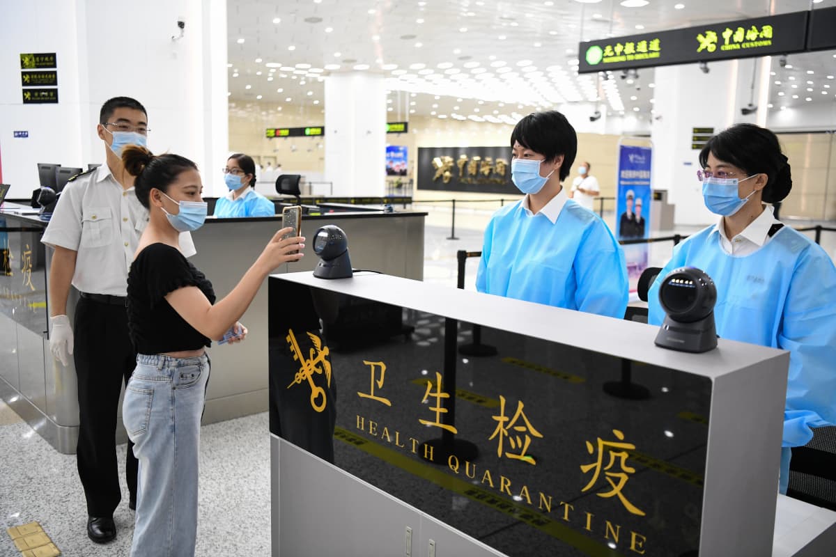 Matkustaja näytti QR-koodia Hengqinin satamassa Zhuhaissa Guangdongissa Kiinassa 18. elokuuta 2020.