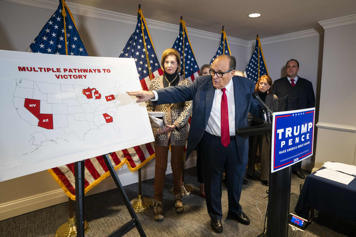 Rudy Giuliani esittelee USAn karttapohjaa, johon on merkitty punaisella joukko vaa'ankieliosavaltioita. Kartassa lukee englanniksi: multiple pahtways to victory