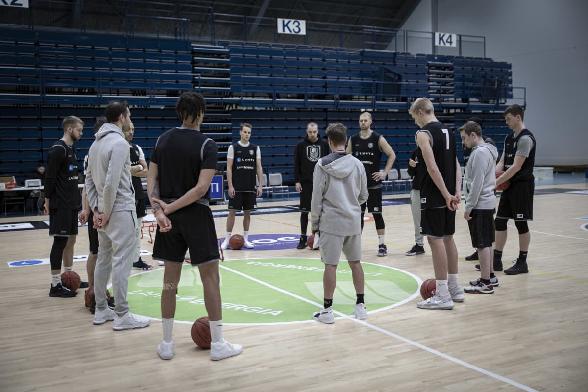 Päävalmentaja Pieti Poikola vetää Lahti Basketbaal koripallojoukkueen yhteistä meditaatio hetkeä Lahden suurhallissa. 