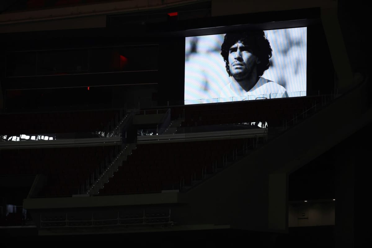 Maradonan kuva heijastetiin illalla Wanda Metropolitano -jalkapallostadionin seinälle Madridissa, Espanjassa.