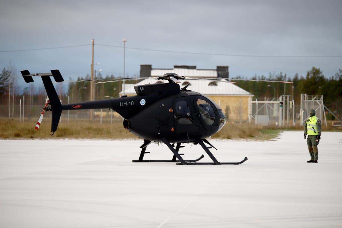 Musta MD-helikopteri odottaa nousuun lähtöä