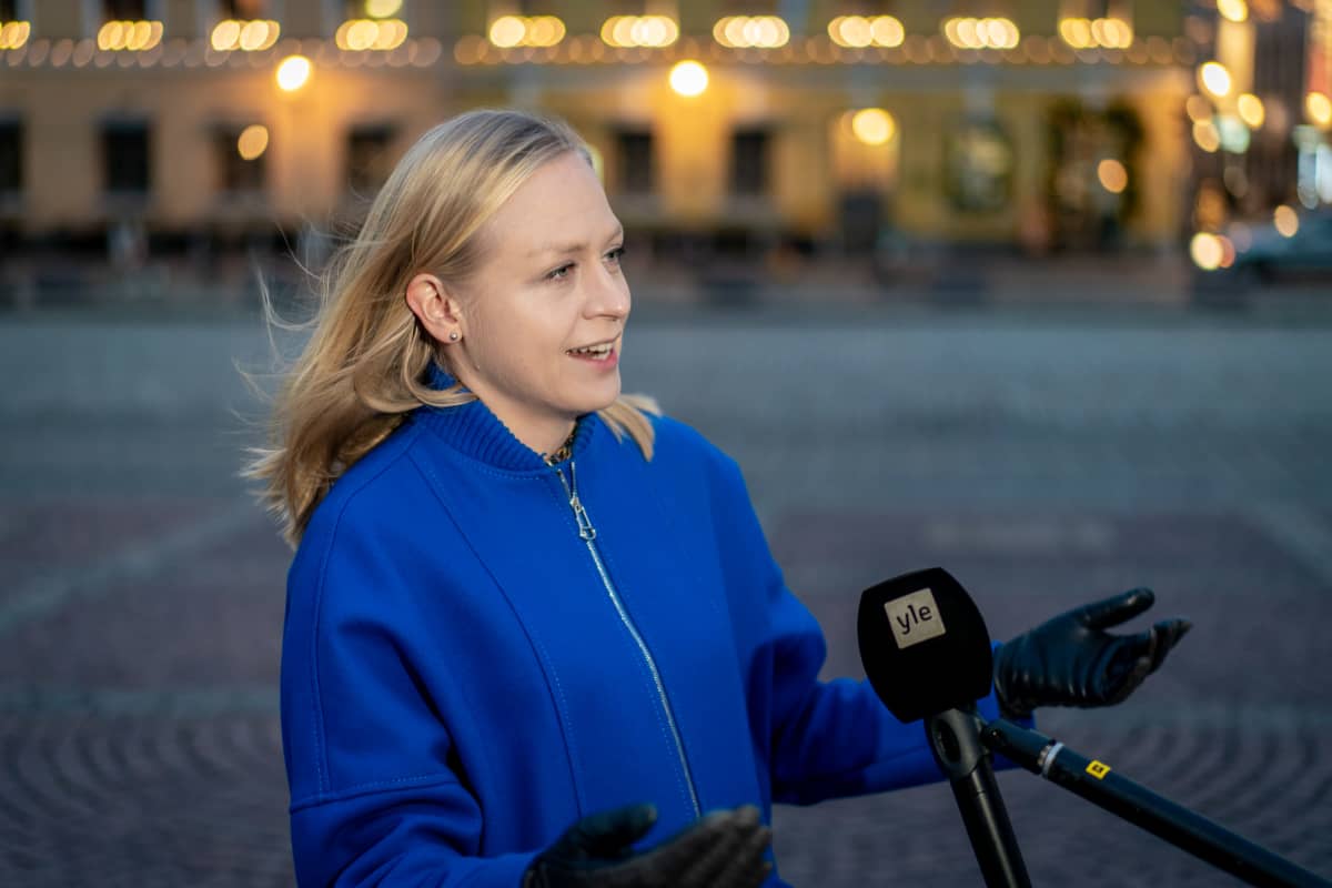 Elina Lepomäki haastateltavana.