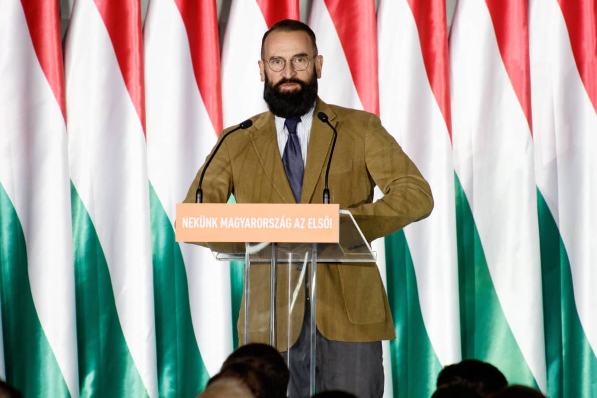 József Szájer taustallaan Unkarin lippuja.
