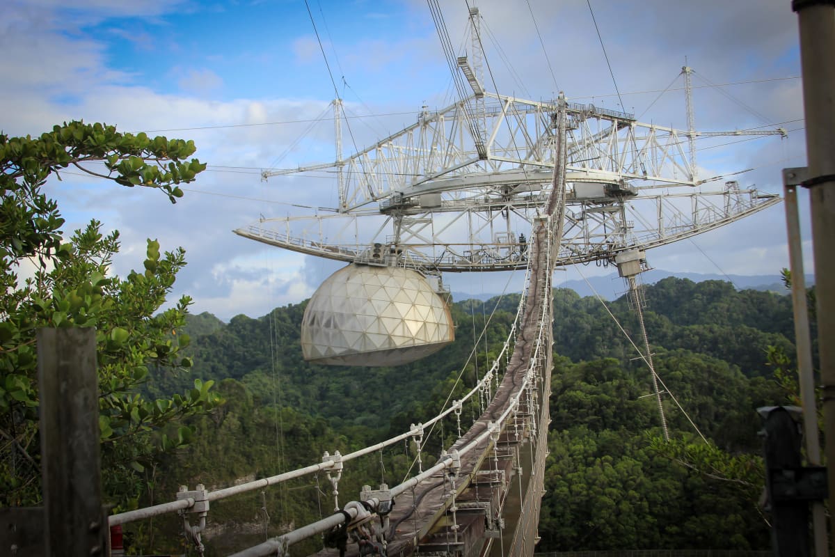 Arecibon teleskoopin keskusrakennelma.
