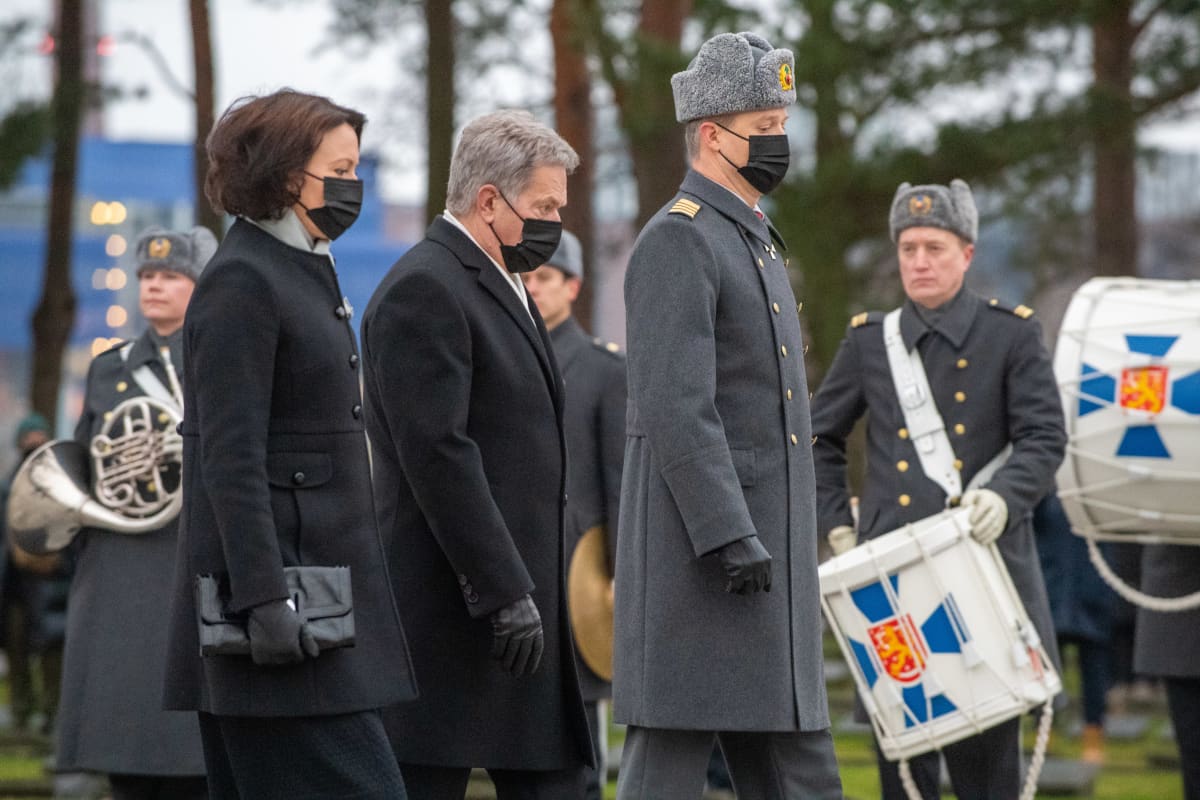 Presidentti Sauli Niinistö laskee seppeleen Hietaniemen hautausmaalla.