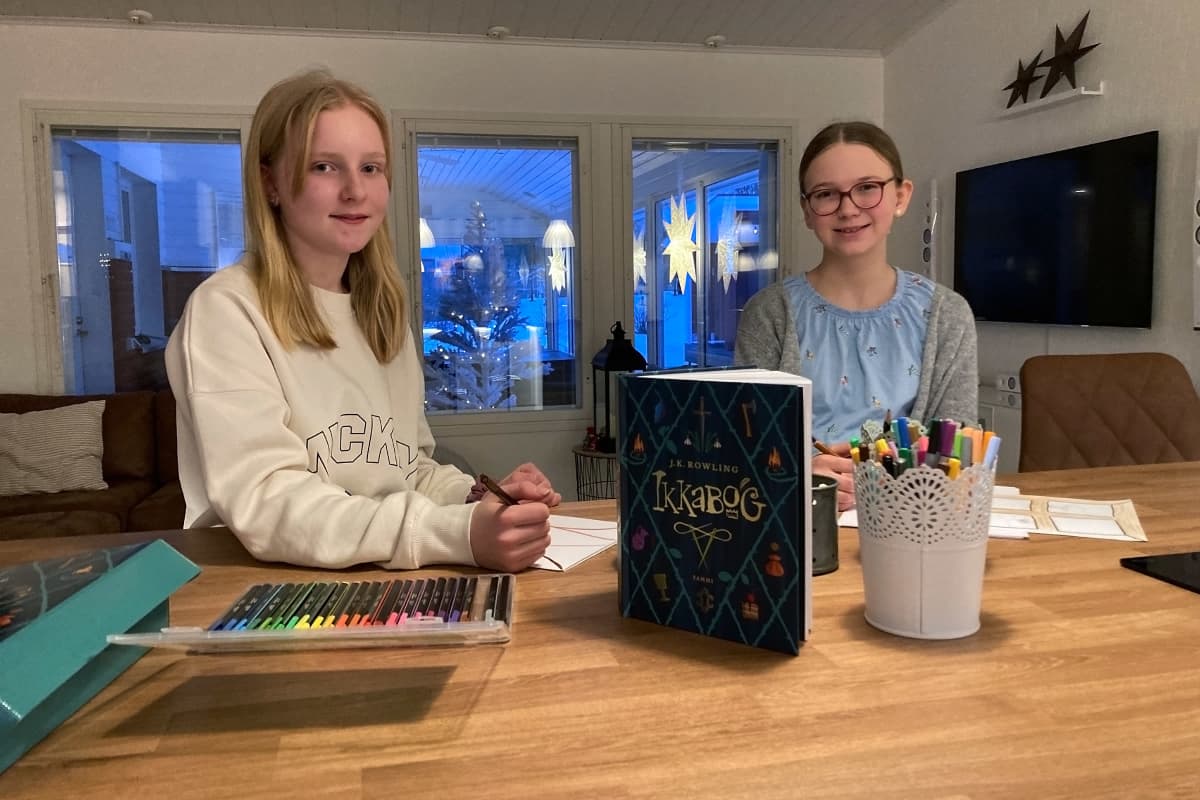 Torniolaiset Emma-Lotta Konttajärvi ja Stella Svenn saivat piirroksensa mukaan J.K. Rowlingin teoksen Ikkabog Suomen painokseen.