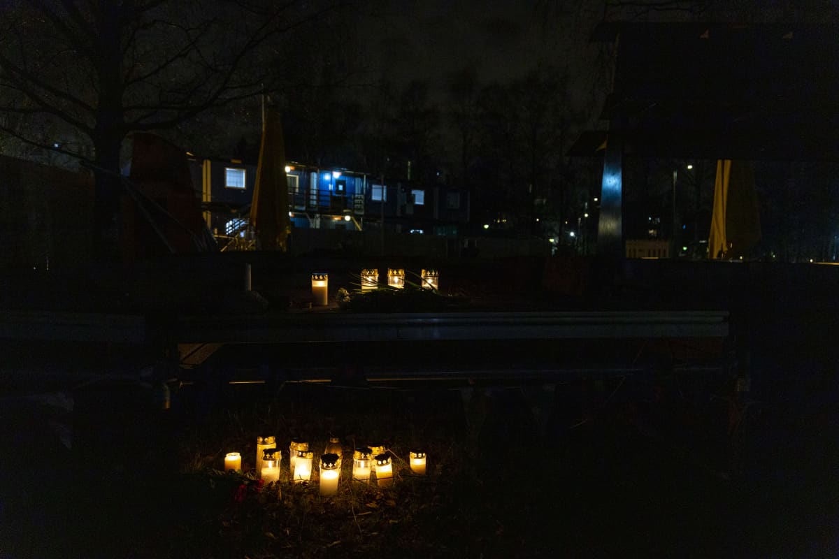 Kynttilöitä 16-vuotiaan pojan murhapaikalla Helsingin Koskelassa 9.12.2020.