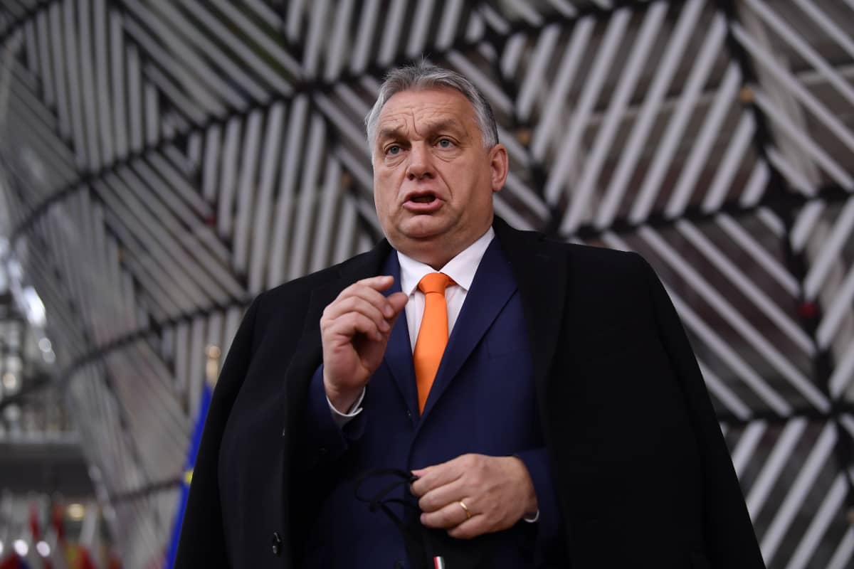 Viktor Orban puhuu päällystakki harteillaan
