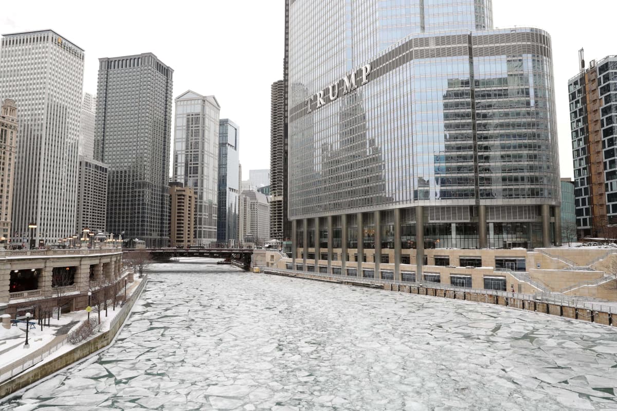 Trump hotelli Chicagossa jäätyneen Chicagojoen rannalla tammikuussa 2019.