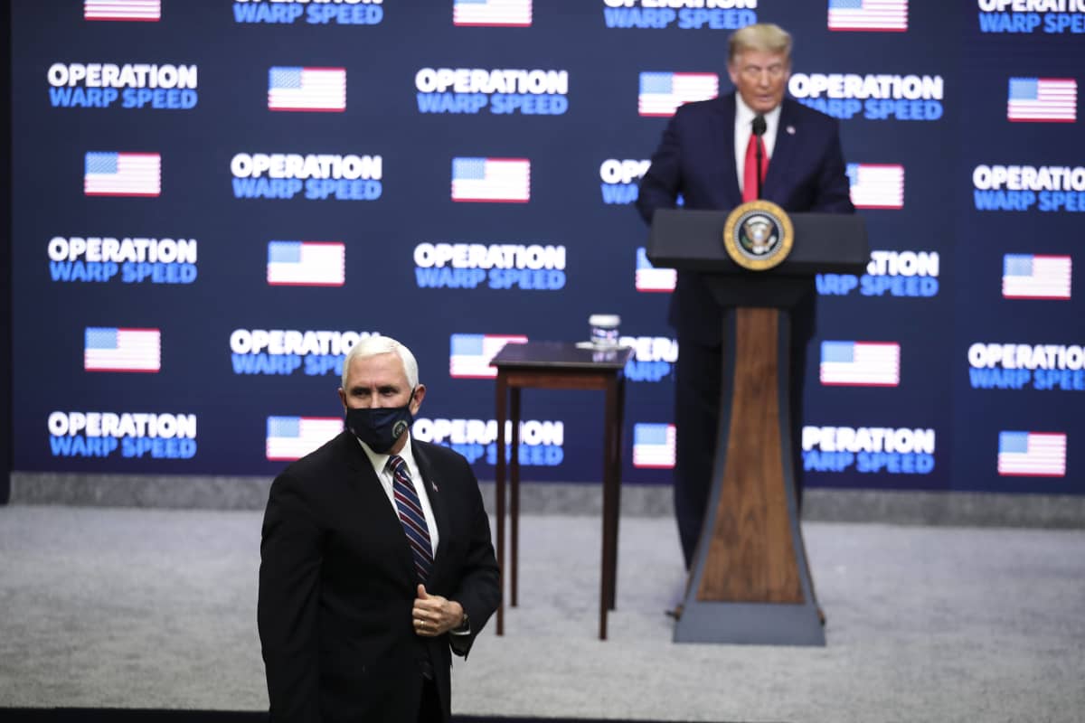 Presidentti Donald Trump puhumassa koronarokotetilaisuudessa marraskuussa 2020, varapresidentti Mike Pence maski päässä kuvan etualalla.