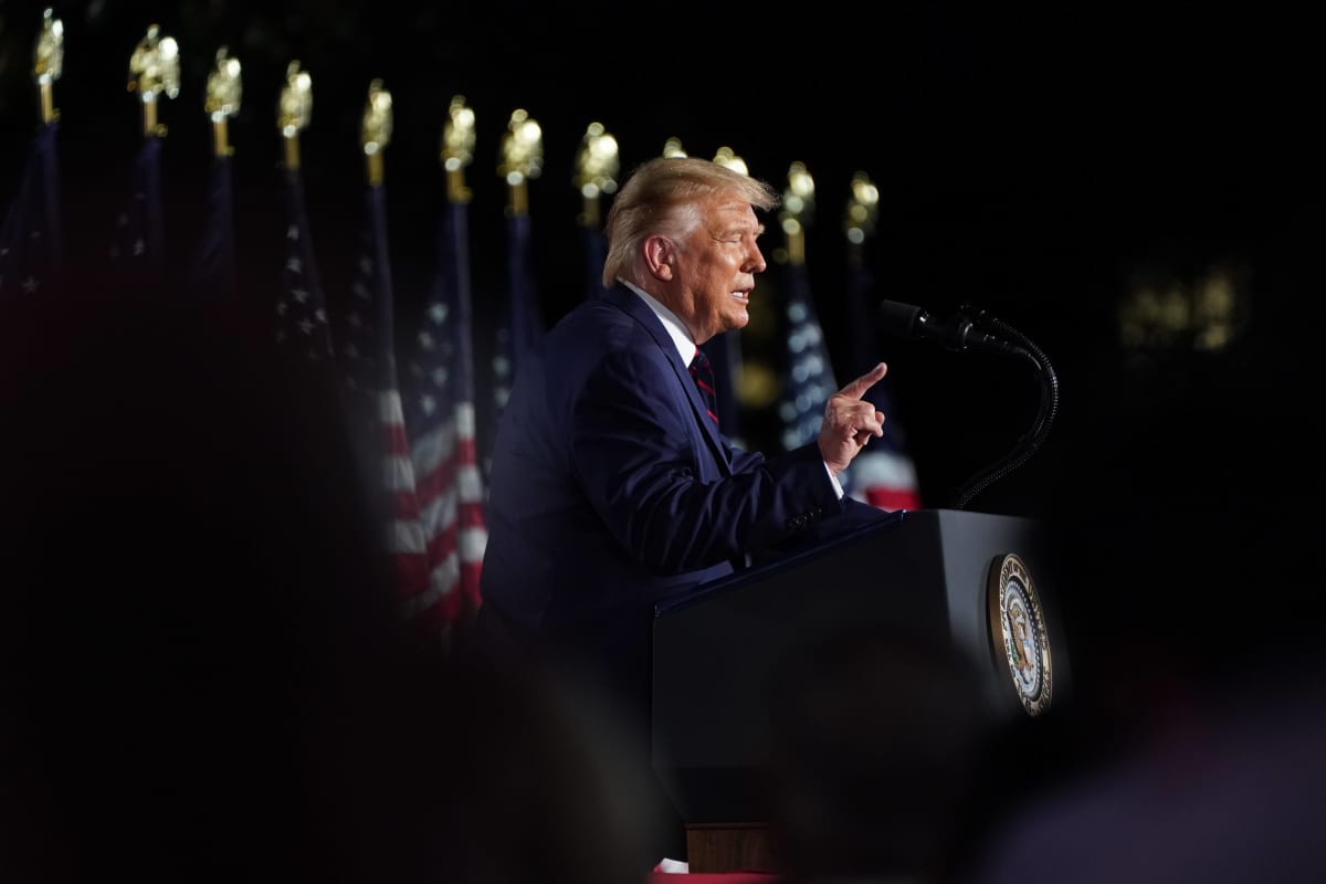 Presidentti Donald Trump puhumassa lippurivin edessä elokuussa 2020 vastaanottaessaan republikaanien presidenttiehdokkuuden.