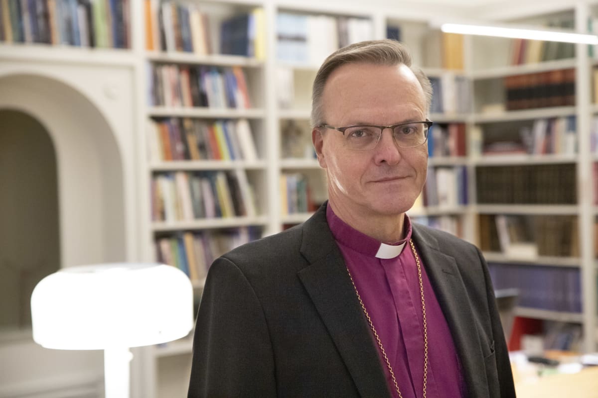 Arkkipiispa Tapio Luoma virkahuoneessaan