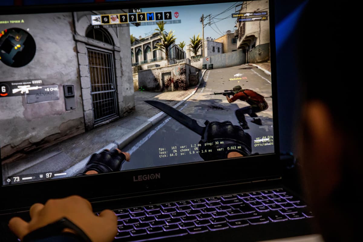 En datorskärm där man kan se spelet Counter-Strike:go. Karaktären spelaren spelar med är beväpnad med kniv, i bild syns också hans lagkamrat som är beväpnad med ett skjutvapen.