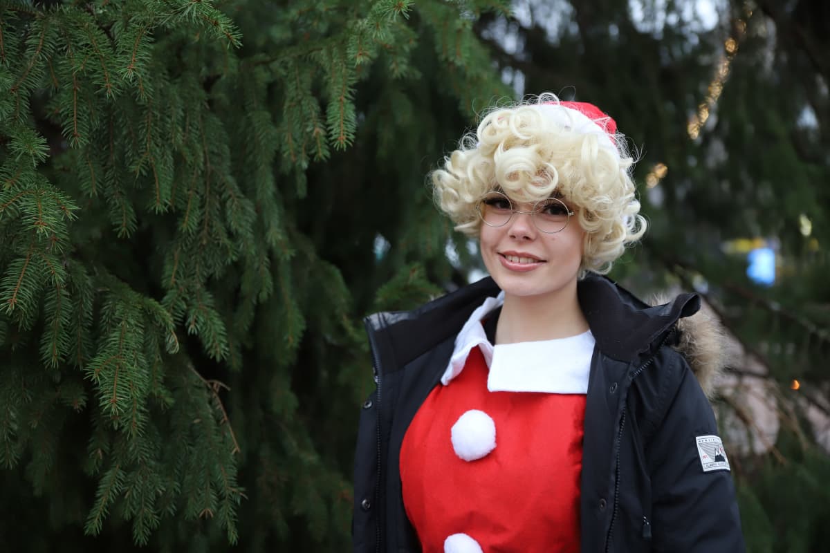 Joulutontuksi pukeutunu Serafia Soisalo kuvattuna ulkona Lahdessa.