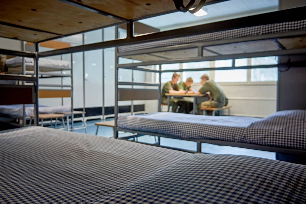 Suomen puolustusvoimien alokaskoulutus Santahaminassa. Varusmiehiä tauolla, kännykät.