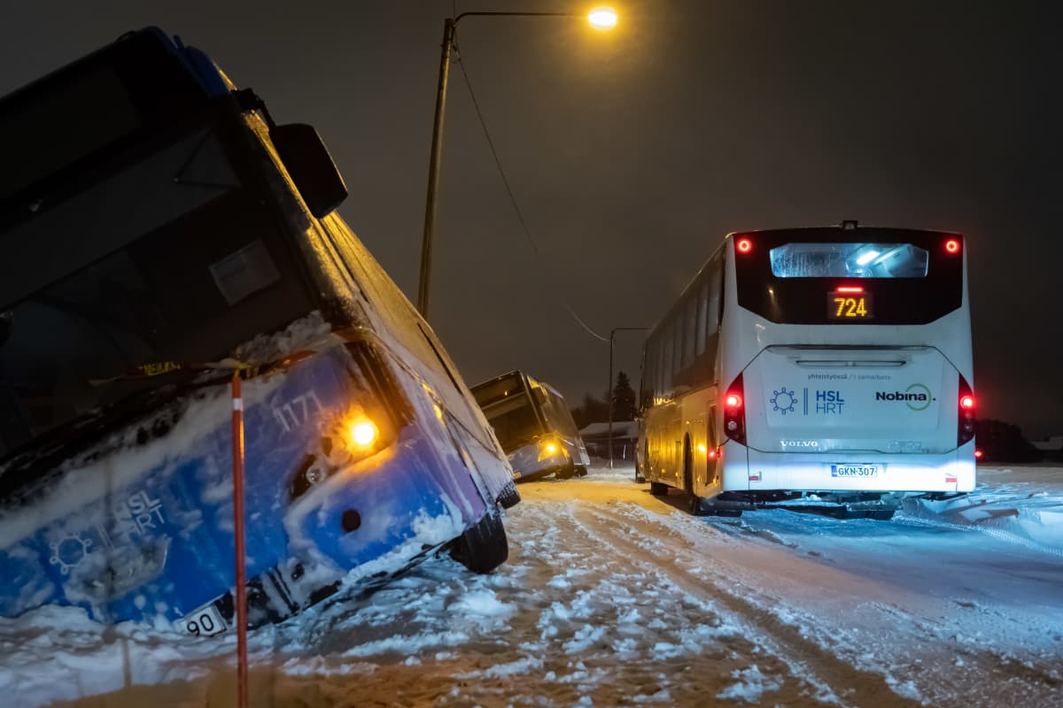 Kaksi bussia suistui lumimyrskyssä tieltä Vantaan Jokiniemessä